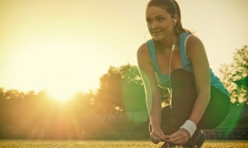 Vrouw die op het punt staat te gaan rennen en te genieten van de psychologische voordelen van lichaamsbeweging