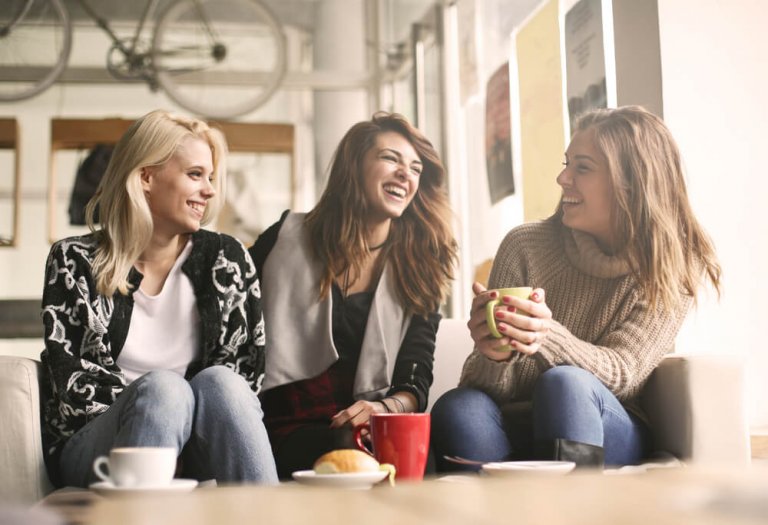 Vriendinnen die samen lachen