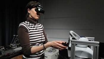 Een vrouw die een robot bedient