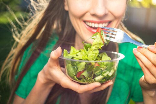 Vrouw eet salade om haar immuunsysteem te versterken