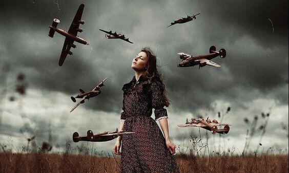 Vrouw met vliegtuigen om haar heen
