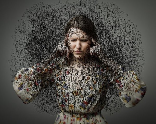 Vrouw houdt oren dicht