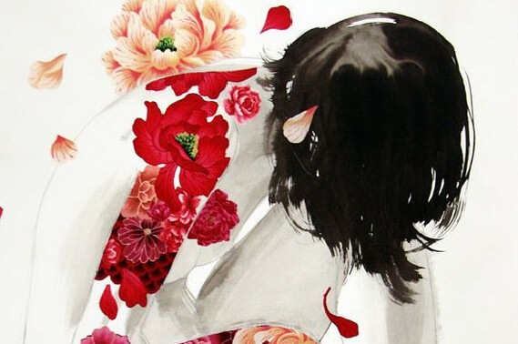 Vrouw met bloemen op haar rug die droevig voorover gebogen zit