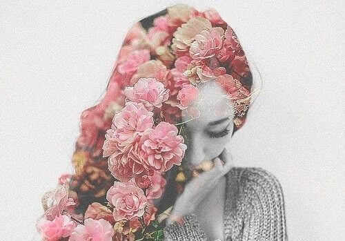 Vrouw met bloemen als haar die weet dat wat je denkt over anderen bepaalt wie je bent