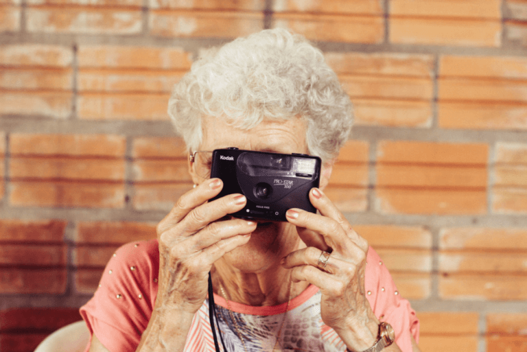 Een oude vrouw met dementie maakt een foto