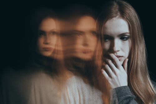 Een vrouw die een aanwezigheid voelt