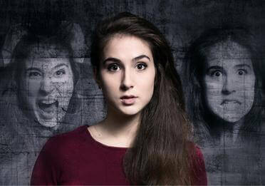 Een halicunerende vrouw die een aanwezigheid voelt