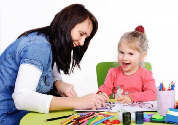 Vrouw speelt met kind