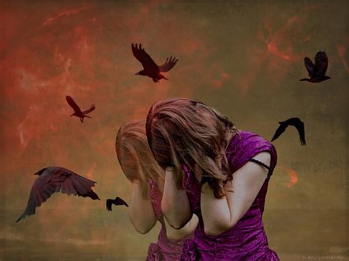 Vrouw met zwarte kraaien