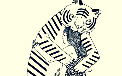 Vrouw die een tijger knuffelt waar ze een giftige vriendschap mee heeft