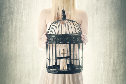 Vrouw draagt zichzelf in een vogelkooi
