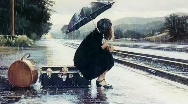 Vrouw wacht met al haar eigendommen op de trein