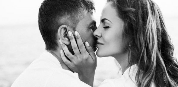 Chemie van de liefde zichtbaar in twee mensen die op het punt staan elkaar te zoenen