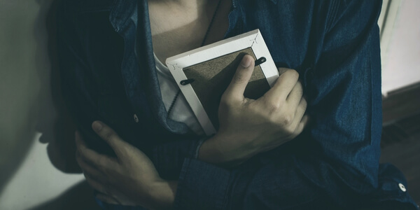 Vrouw die zich wanhopig vastklampt aan een foto