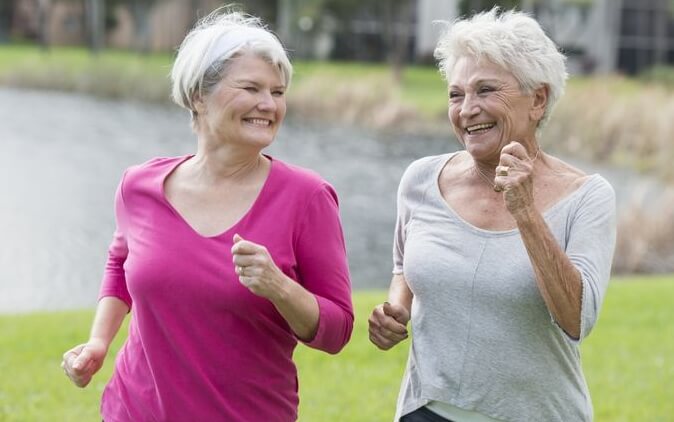 Twee oudere vrouwen die samen rennen