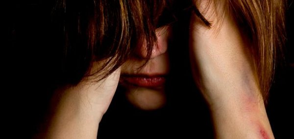 Meisje met handen in het haar