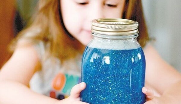 De kalmeerpot: glitterend zintuiglijk speelgoed om je kind te kalmeren