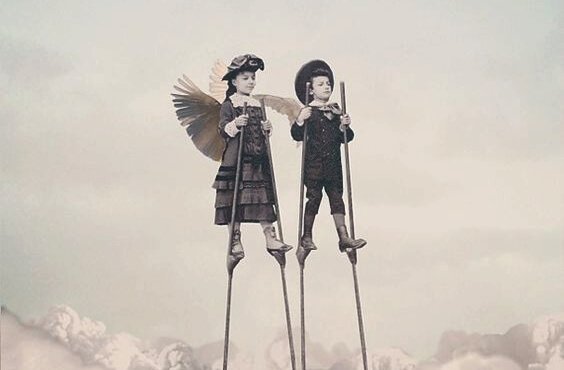 Kinderen op skelten
