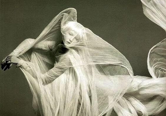 Standbeeld met een laken eroverheen