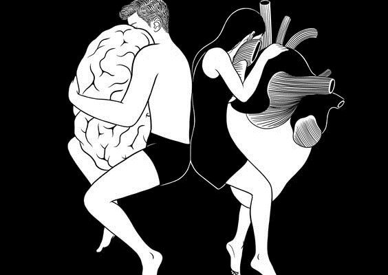 Man omhelst zijn hersenen, vrouw omhelst haar hart