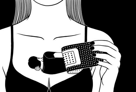 Meisje dat haar vriend tegen haar hart heeft aangeplakt met een pleister