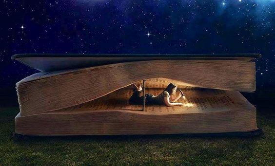Meisje dat leest in een groot boek, want de boeken die we lezen bepalen wie we zijn