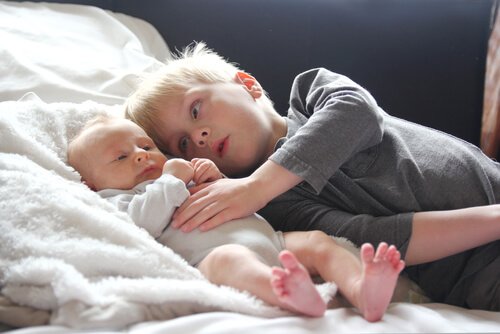 Oudere broer met zijn kleine broertje