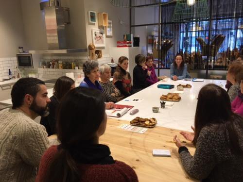 Mensen die over de dood praten in een van de Death Cafés