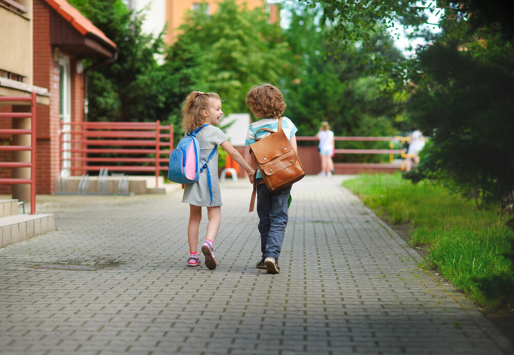 Twee kinderen lopen samen naar school