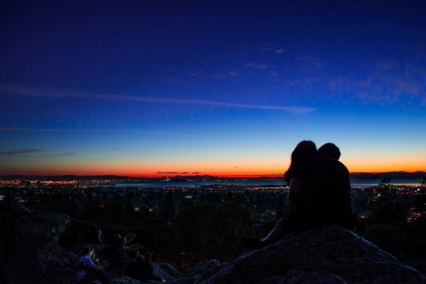 Man en vrouw kijken naar de zonsondergang