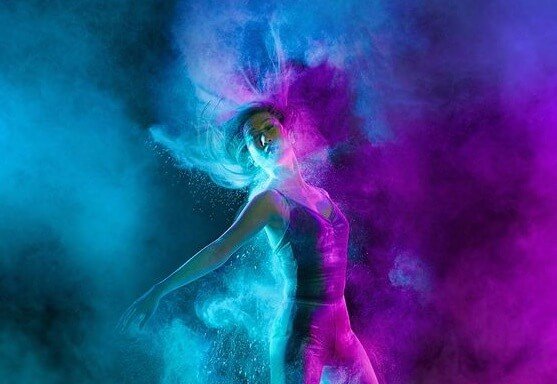 Dansende vrouw, want dansen is een van de lichamelijke activiteiten waar de hersenen dol op zijn