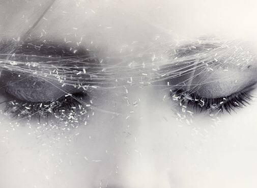 Meisje met haar ogen dicht