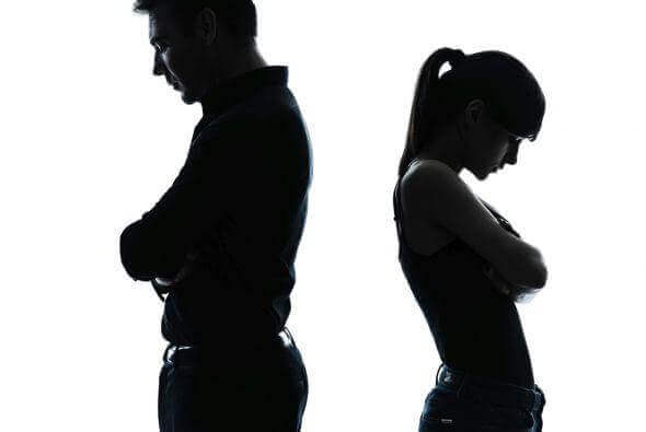 Vader en dochter die met hun ruggen naar elkaar staan gedraaid als voorbeeld van opstandige tieners