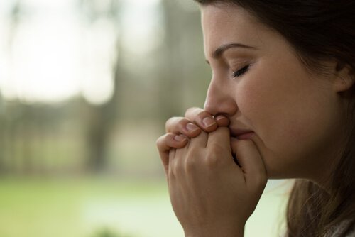 Vrouw die huilt omdat ze een gebroken hart heeft