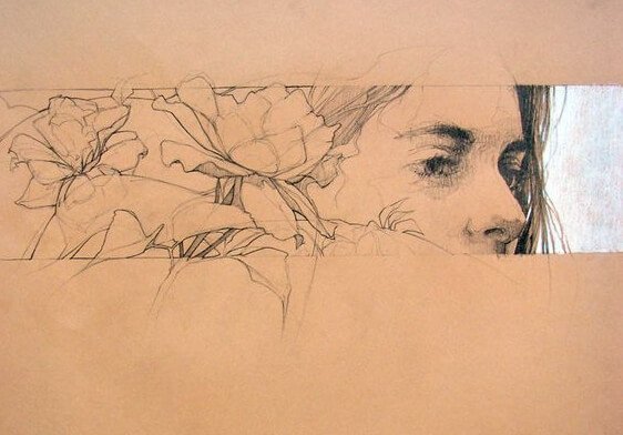 Het gezicht van een vrouw loopt over in bloemen