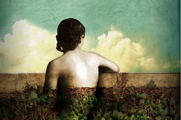 Vrouw die vastgegroeid is in klimop en voor zich uitkijkt terwijl ze nadenkt over enkele prachtige citaten