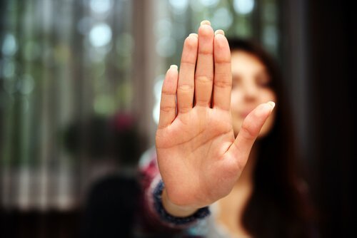 Vrouw die haar hand ophoudt