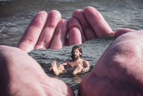 Man die baddert in twee grote handen in zijn vrije tijd