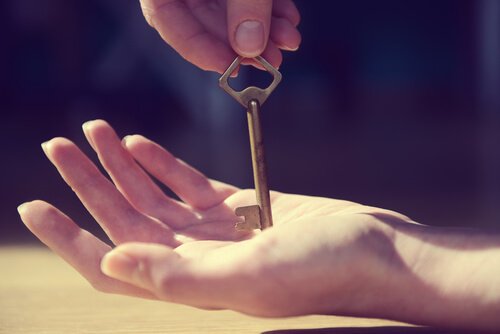 Vrouw die een sleutel op haar hand probeert te balanceren