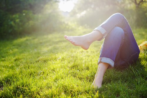 Vrouw die ligt te genieten in het gras