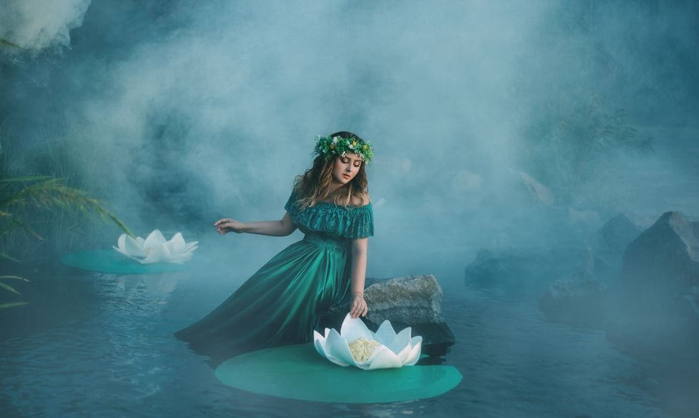 Prinses naast een waterlelie