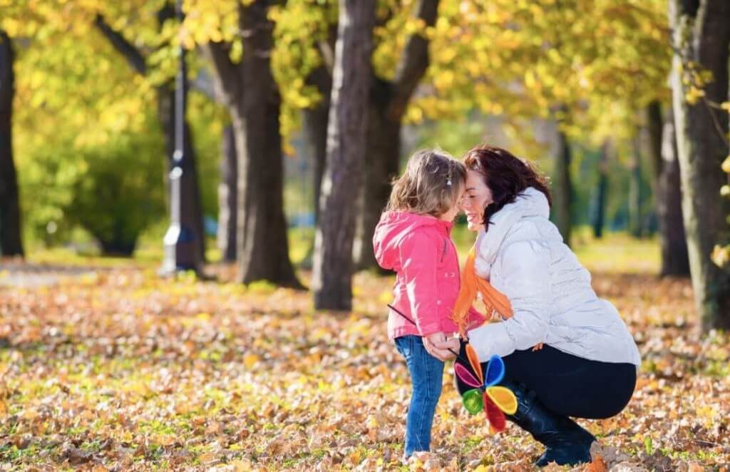 Moeder met dochter in het park
