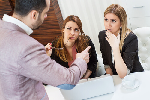 Drie collega's die met elkaar overleggen