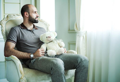 Man met Peter Pan-syndroom houdt vast aan teddybeer