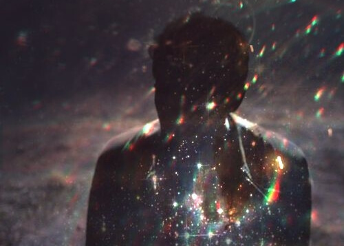 Man op wie allemaal prisma's te zien zijn