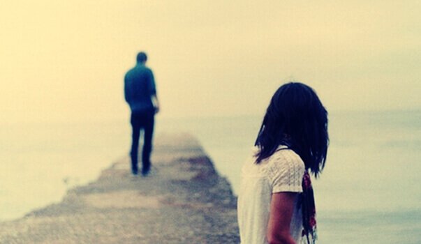 Jongen loopt weg van meisje en zegt hiermee: ik hou niet meer van je