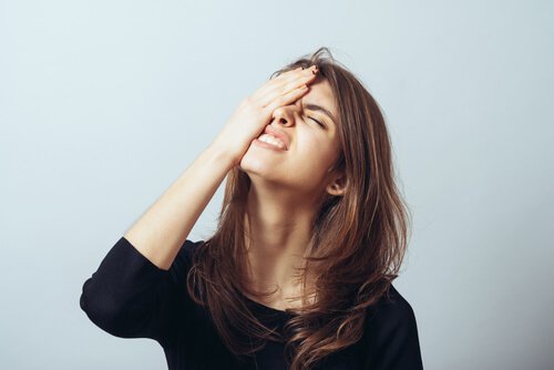 Meisje met hoofdpijn: een van de tekenen dat je toe bent aan rust
