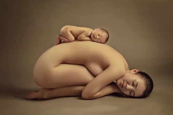 Blote vrouw met een baby op haar rug