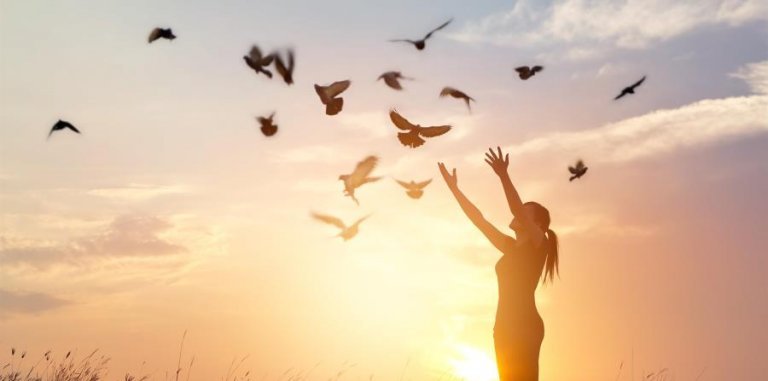 Vrouw die vogels vrijlaat