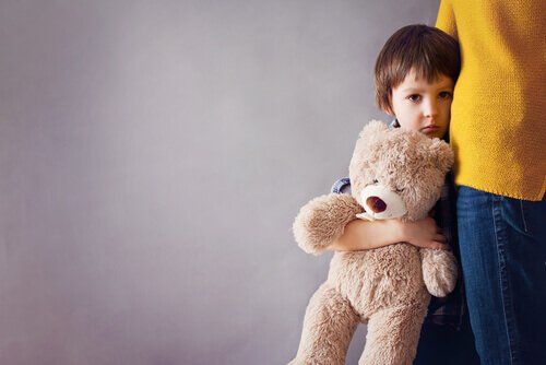 Jongetje dat stevig zijn knuffelbeer vasthoudt als gevolg van het gedrag van zijn giftige ouders